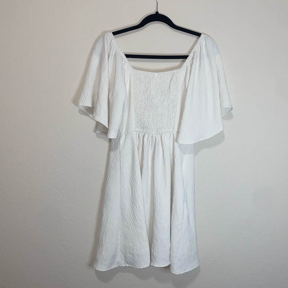 🐛White Spring V-neck with tie in front with flowy sleeves! - Picture 4 of 10